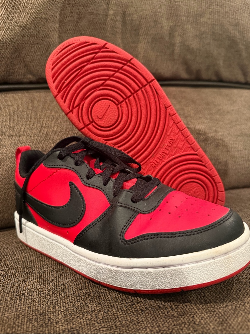 Nike Kids Low-Top Sneakers in Red and Black